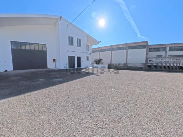Capannone in vendita di 1000 m² in Via Livenza