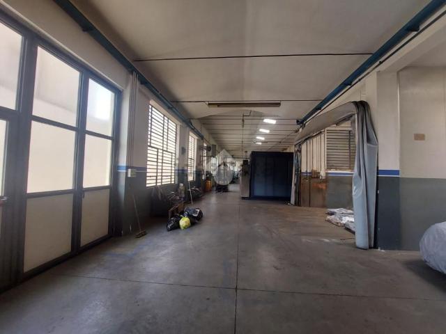 Capannone in vendita di 1000 m² in Via Padre P. Ghidini, 18