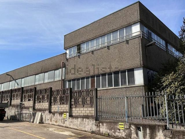 Capannone in vendita di 1000 m² in Via per Castellanza, 37