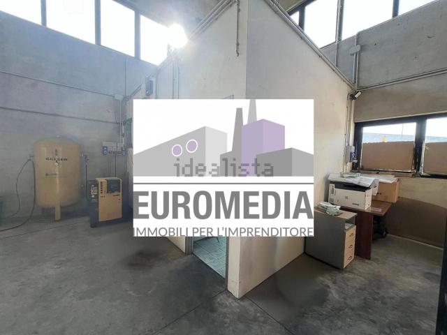 Capannone in vendita di 1000 m² in Via Roma