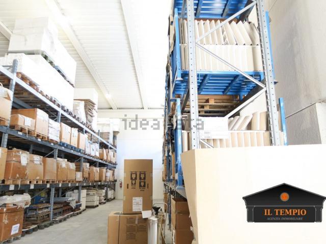 Capannone in vendita di 1000 m² in Via Rotonda, 20