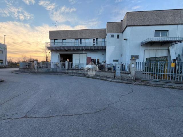 Capannone in vendita di 1000 m² in Via Stradivari, 9