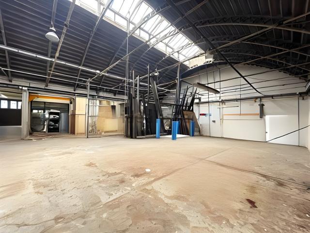 Capannone in vendita di 1000 m² in Via San Francesco D&apos Assisi, 11