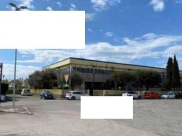 Capannone in vendita di 1000 m² in Via Sandro Pertini, 17