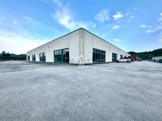 Capannone in vendita di 1000 m² in Via Serravalle