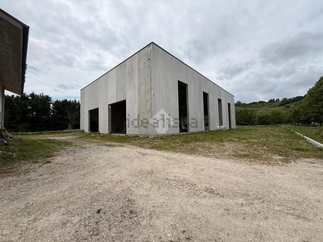 Capannone in vendita di 1000 m² in Via Settecrociari, 1