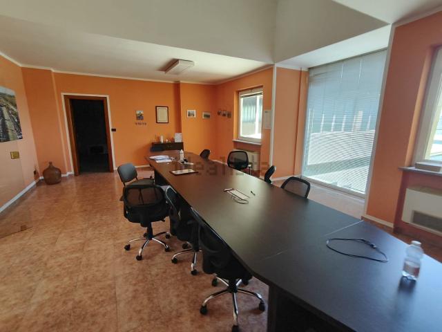 Capannone in vendita di 1000 m² in Via Vercelli, 25
