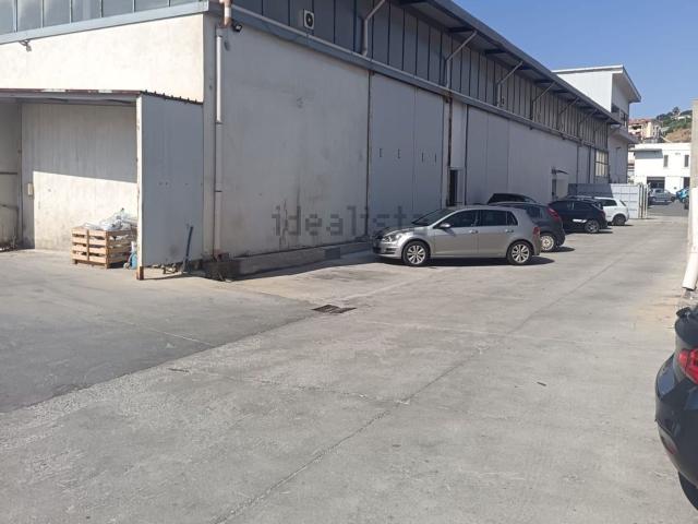 Capannone in vendita di 1000 m² in Viale Magna Grecia, 245