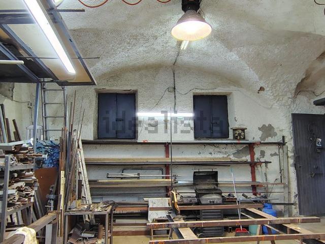Capannone in vendita di 100 m² in Via Zurria