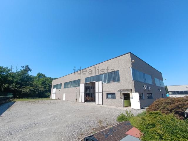 Capannone in vendita di 1012 m² in Via I Maggio, 3