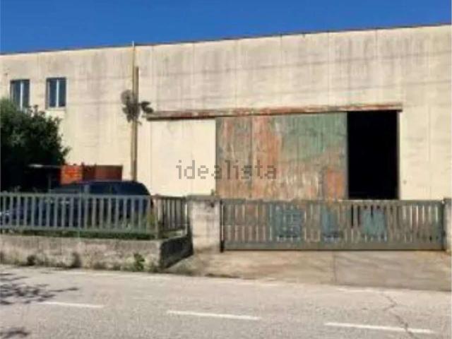 Capannone in vendita di 1027 m² in Via Aspromonte, 25