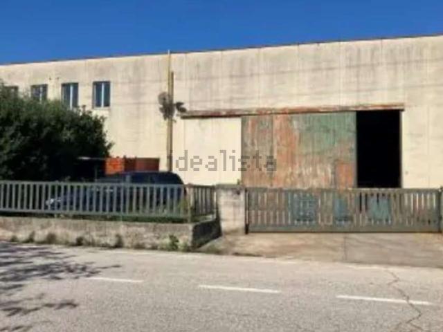 Capannone in vendita di 1027 m² in Via Aspromonte