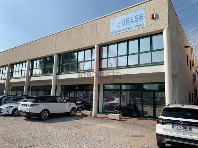 Capannone in vendita di 1020 m² in Viale del Lavoro