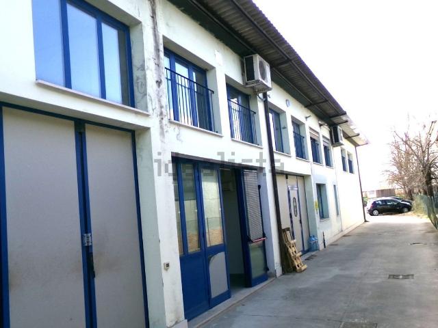Capannone in vendita di 102 m² in Via Cento, 6