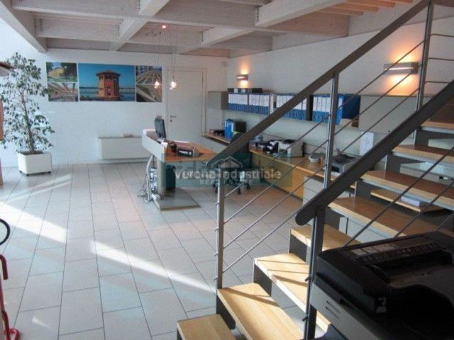 Capannone in vendita di 1036 m² in Via Lombardia