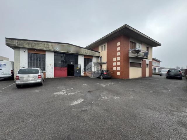 Capannone in vendita di 1030 m² in Via Torbole, 51