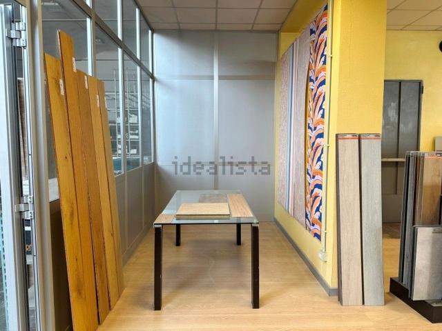 Capannone in vendita di 1032 m² in Via Gianbattista Morgagni