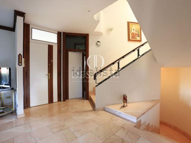 Capannone in vendita di 1044 m² in Via Orcagna