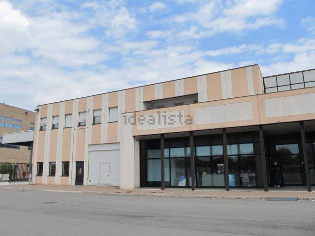 Capannone in vendita di 10480 m² in Via Felice Cavallotti