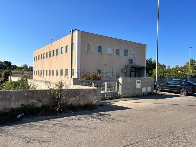 Capannone in vendita di 1040 m² in Via Giuseppe Cassano