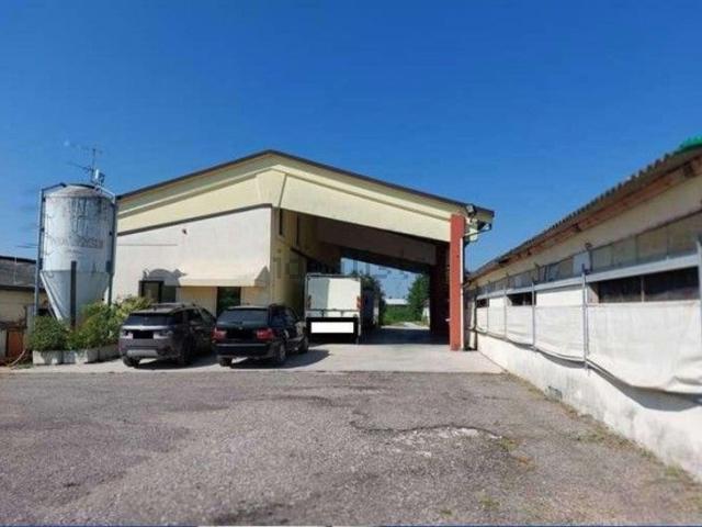 Capannone in vendita di 10588 m² in Via Giacomona, 1