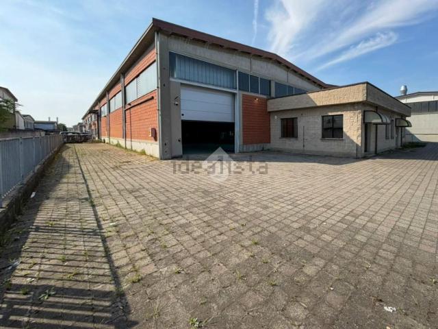 Capannone in vendita di 1070 m² in Via Giuseppe Portapuglia, 10