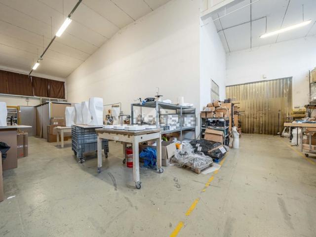 Capannone in vendita di 1050 m² in Via Gramsci, 43