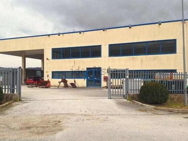 Capannone in vendita di 1051 m² in Strada Provinciale 241, 6023