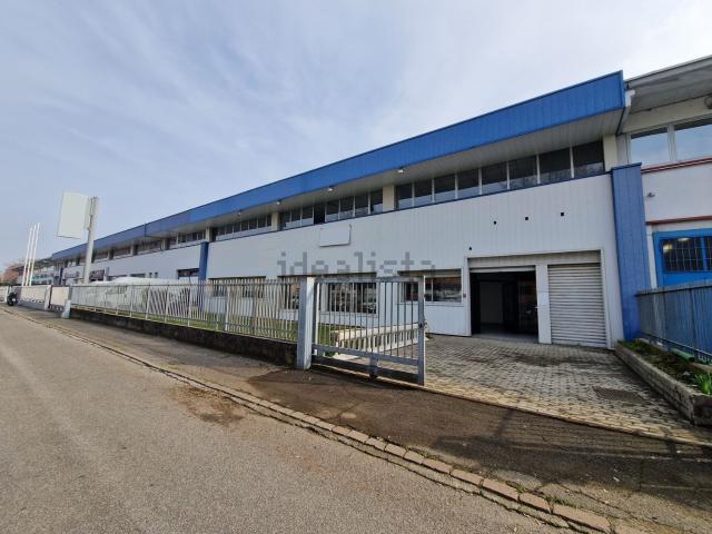 Capannone in vendita di 1052 m² in Via Vialba