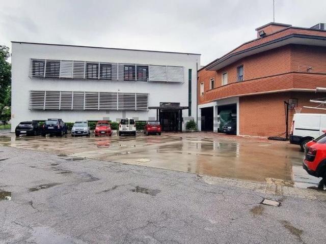 Capannone in vendita di 1067 m² in Via Michelino, 93