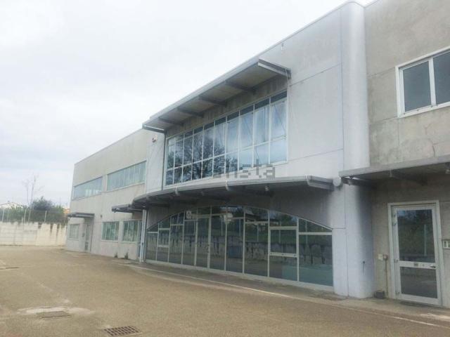 Capannone in vendita di 10690 m² in Via F. Santi / Viale Vibrata