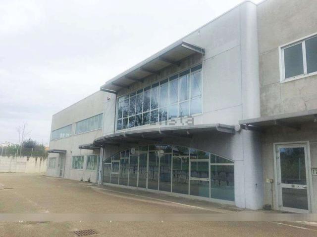 Capannone in vendita di 10690 m² in Via Massimo d&apos Antona