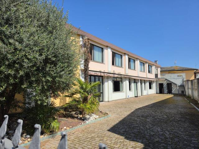 Capannone in vendita di 1060 m² in Via Alessio Valerio