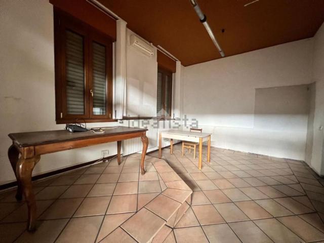 Capannone in vendita di 1060 m² in Via Piave, 13