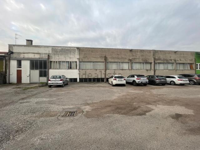 Capannone in vendita di 1071 m²