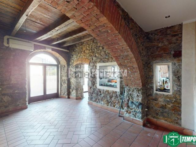 Capannone in vendita di 107 m² in Via Sarzana, 917