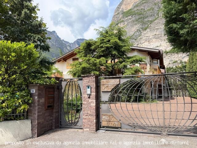 Capannone in vendita di 1086 m² in Via dell&apos Adige Vecchio, 9
