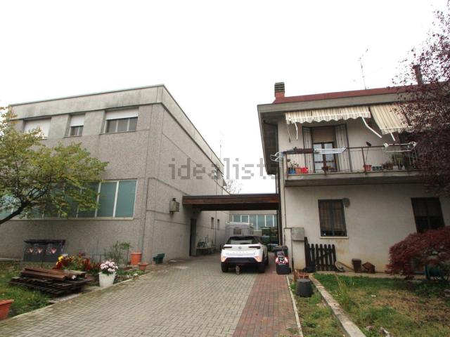 Capannone in vendita di 1087 m² in Via Provinciale Est