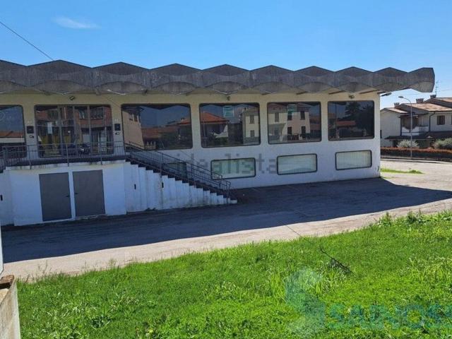Capannone in vendita di 1087 m² in Via Trieste, 79