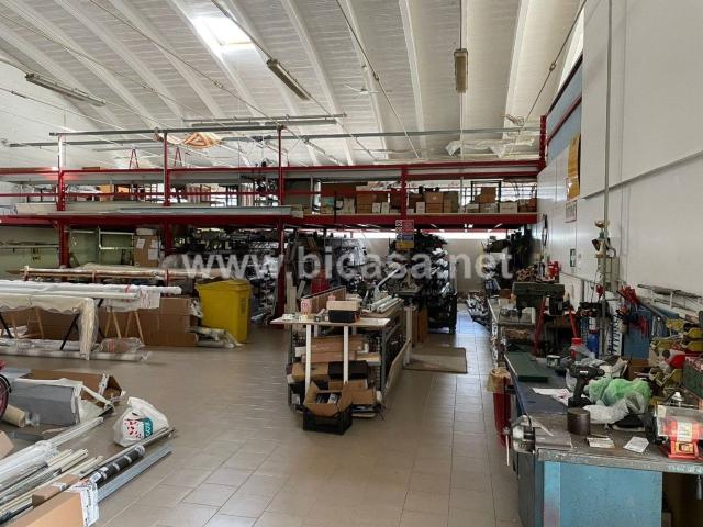 Capannone in vendita di 1088 m² in Via Cagli