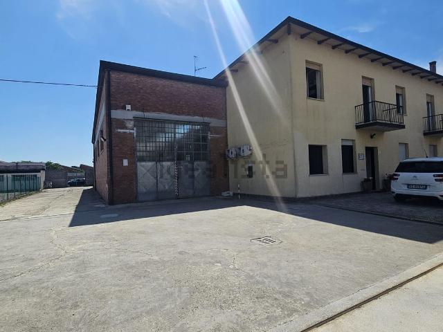 Capannone in vendita di 1089 m² in Via dellꞌArtigianato, 19