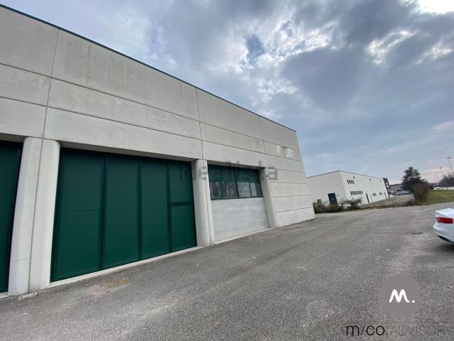 Capannone in vendita di 1089 m² in Via zanette