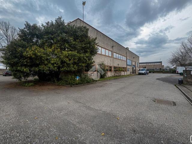 Capannone in vendita di 1080 m² in Via delle Industrie, 5