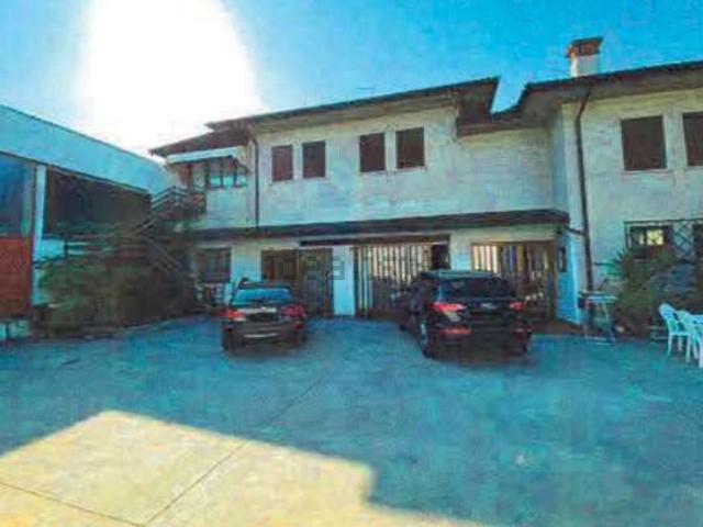 Capannone in vendita di 108 m² in Via Santa Teresa
