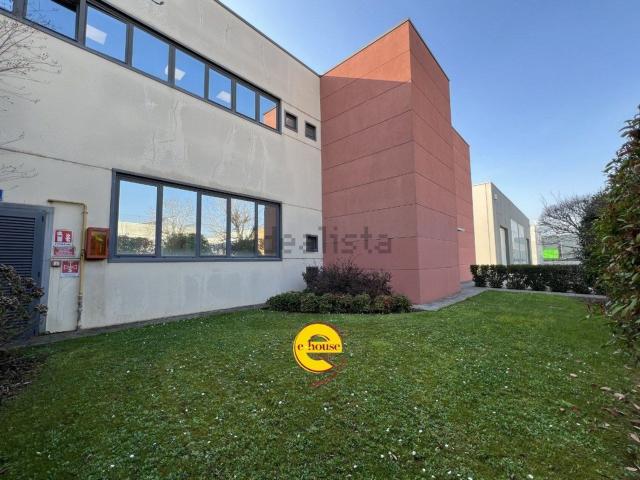 Capannone in vendita di 1094 m²
