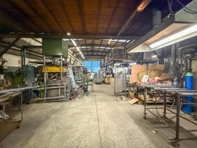 Capannone in vendita di 1090 m² in Via Luigi Cadorna, 40