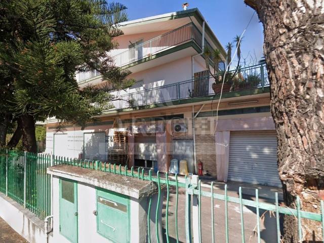 Capannone in vendita di 1105 m²