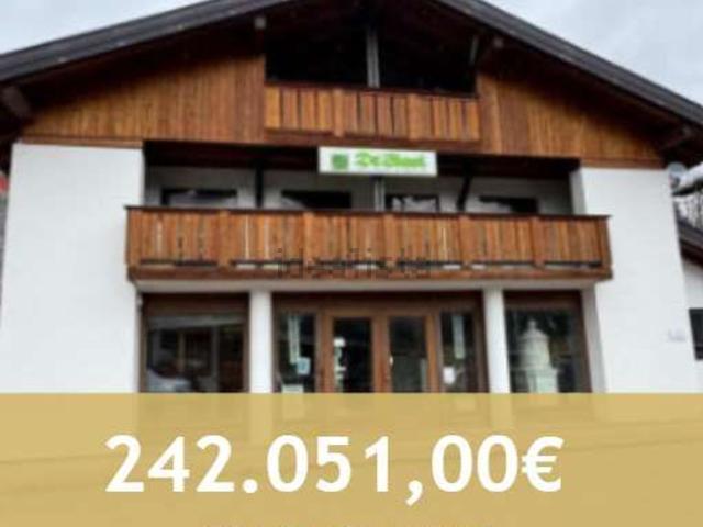 Capannone in vendita di 1106 m² in Via Galghena