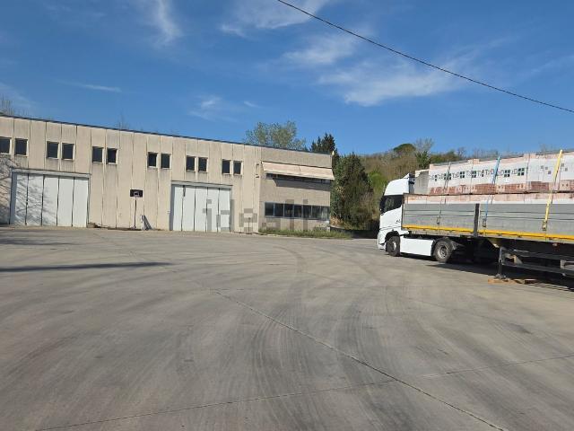 Capannone in vendita di 1100 m² in Frazione Selvarelle Basse, 50