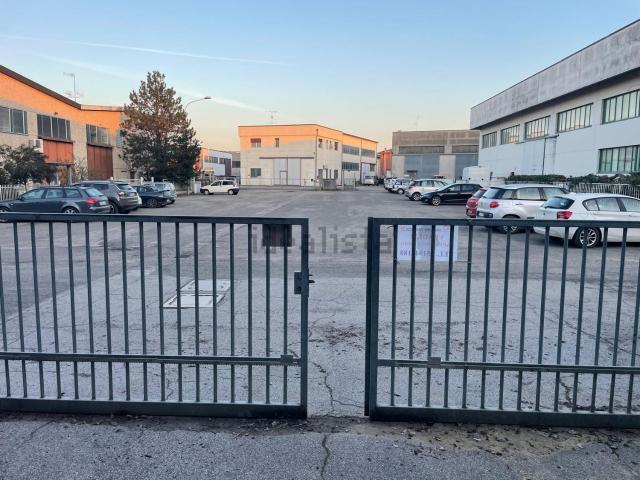 Capannone in vendita di 1100 m² in Via Marche